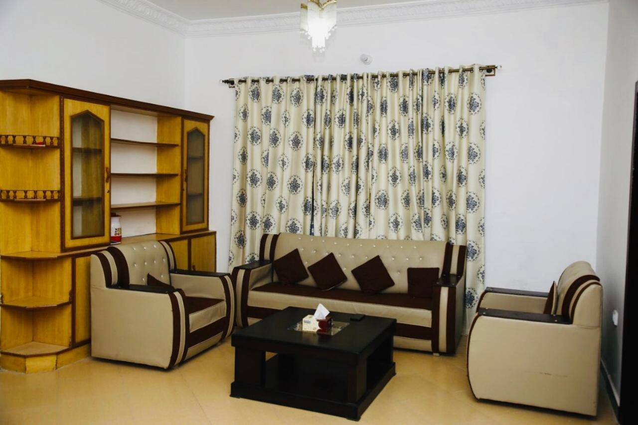 Lux Lounge Guest House 이슬라마바드 외부 사진